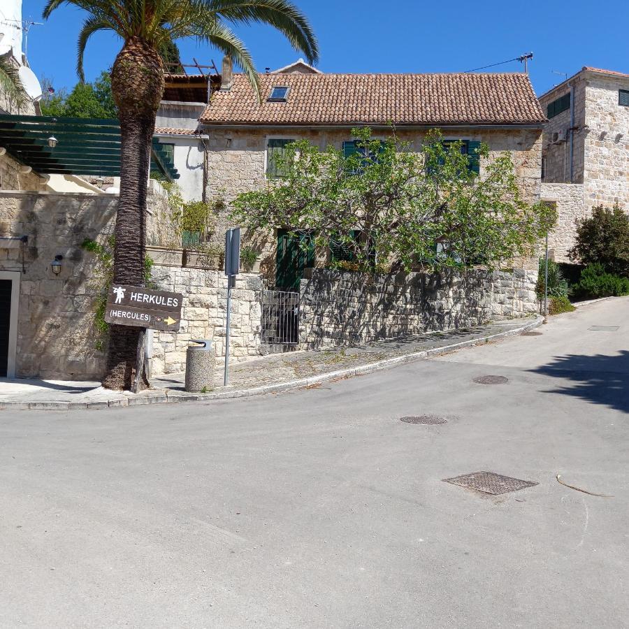 Villa Kuca Za Odmor Skalina - Sea View à Splitska Extérieur photo