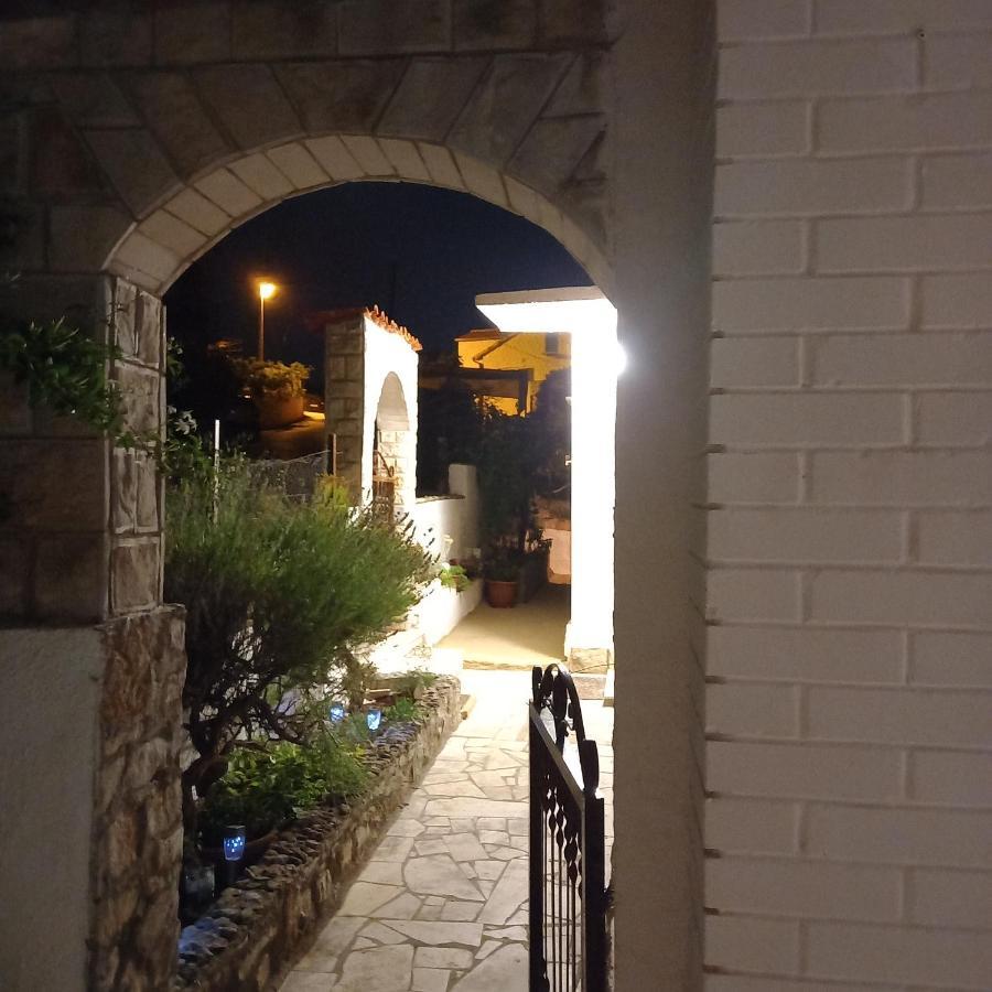 Villa Kuca Za Odmor Skalina - Sea View à Splitska Extérieur photo